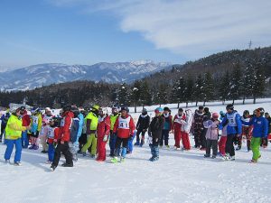 開会式を始めますので、前の方にお集まりくださ〜い！