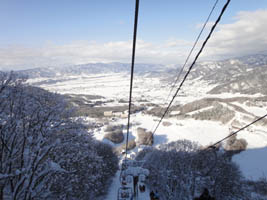 高社山から見降ろすと、木島平スキー場が小さく見えます