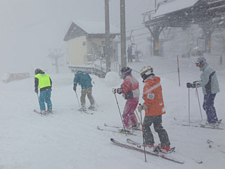 寒川先生班は吹雪の中でも元気いっぱい